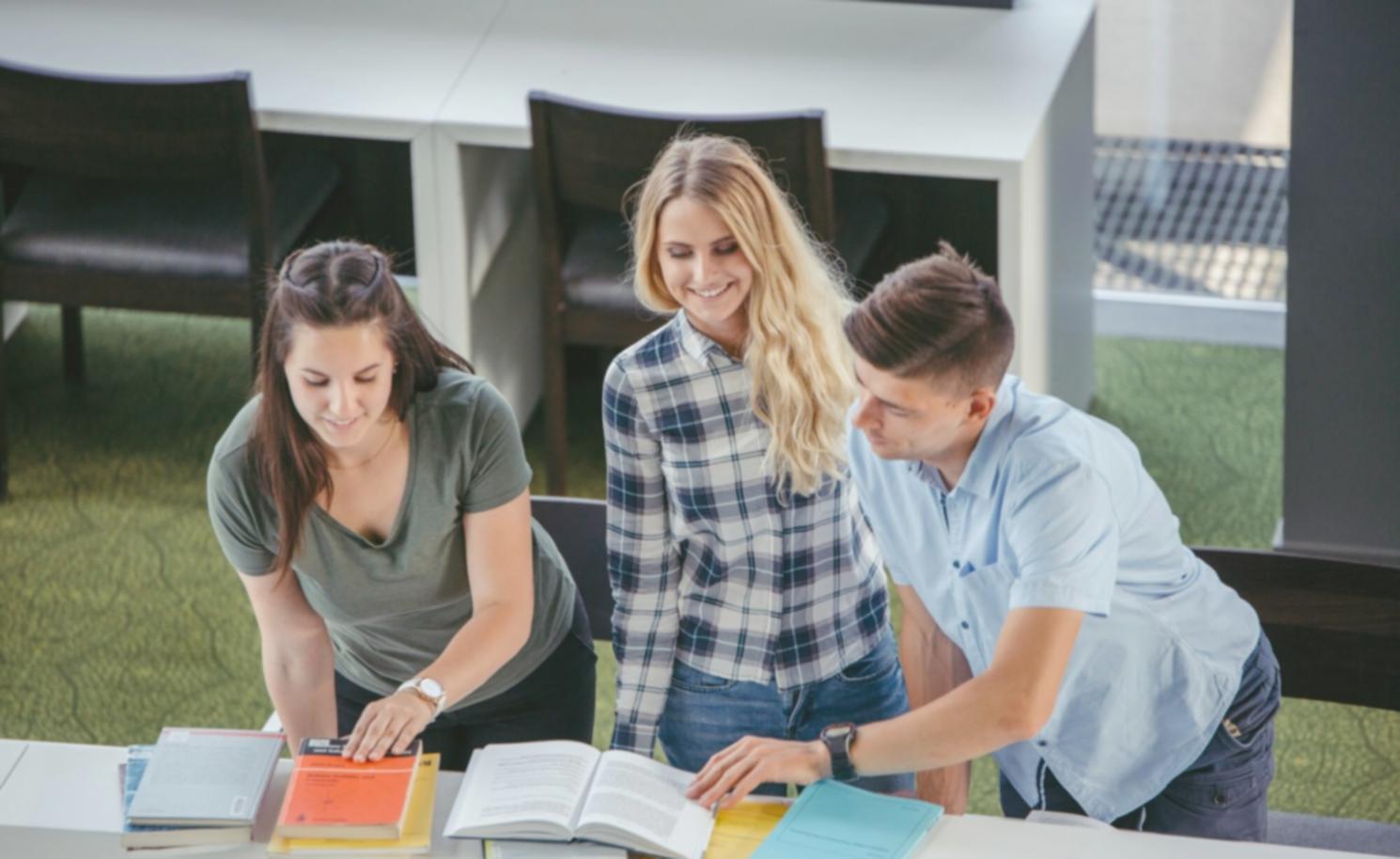 Modernes Bürogebäude mit Glasfassade, das Innovation und Professionalität ausstrahlt